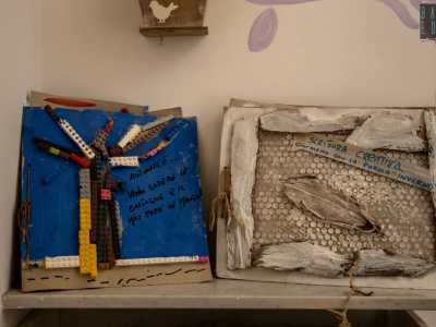 A colpire la nostra attenzione � uno dei tante opere esposte, dedicata alla rappresentazione delle stagioni dell�autunno e dell�inverno, realizzata con mattoncini lego, foglie e pezzi di legno